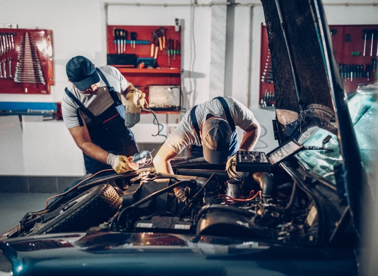 mężczyźni naprawiający auto